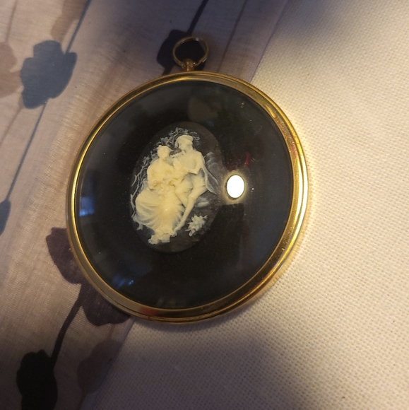 Vintage Miniature Cameo Behind Bubble Glass - Picture 2 of 6
